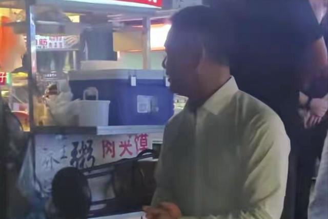 太罕见！京东总裁刘强东回宿迁老家，逛夜市吃路边摊，烟火气十足