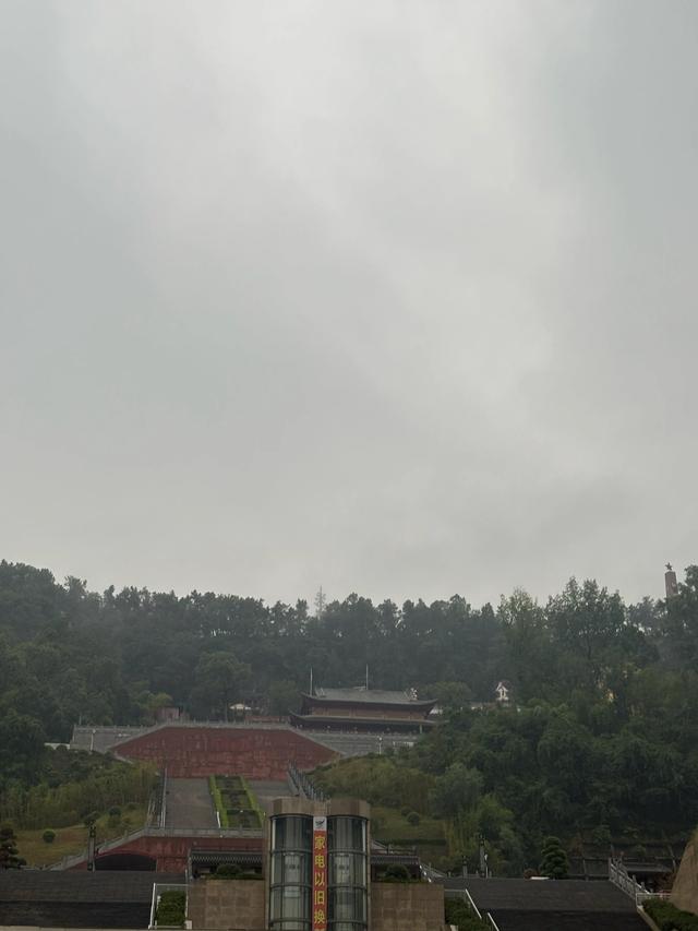 七律·偕游青峰