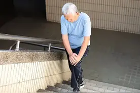 医生强调：最伤害膝关节的行为，不是爬山！而是频繁去做这4件事图片