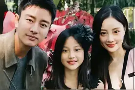 李小璐女儿甜馨圣诞大片曝光，扎高马尾模样清秀，一颦一笑像妈妈图片
