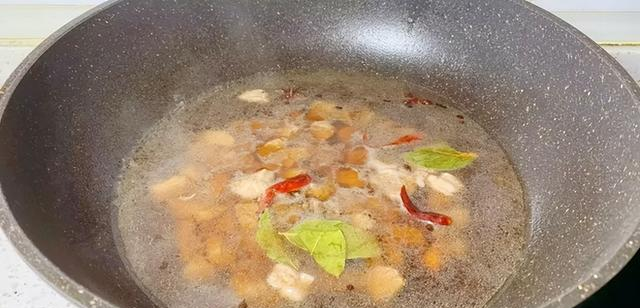 炖牛肉时，怎么炖才可以鲜嫩不硬？掌握5个技巧，软烂入味不塞牙