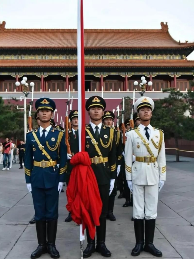阅兵结束10天，“最帅升旗手”张自轩被骂10天！如今他后悔了吗?