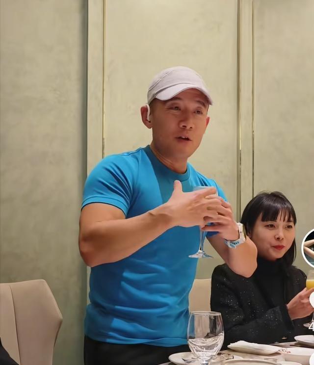 张水华赛后参加重庆跑友迎接宴，老公作陪	，没有火锅全部是果汁