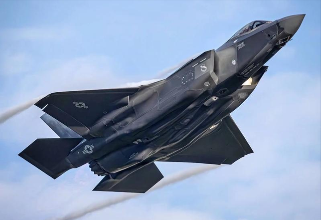 美军急袭波多黎各，永不沉没的航母复活！特朗普南美野心彻底曝光