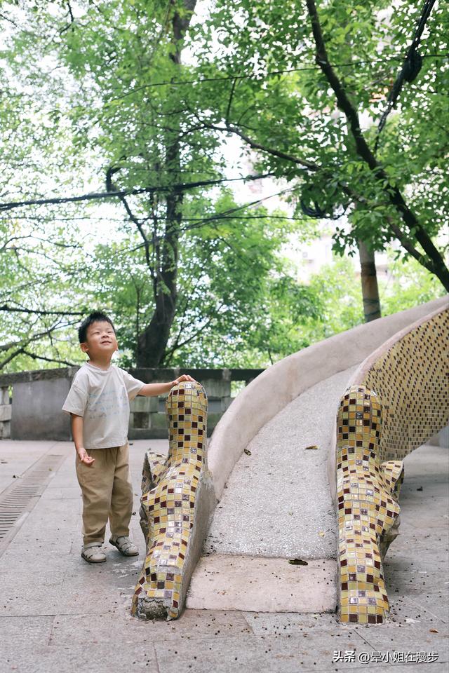 在重庆迷宫式的石坪村，找到童年的长颈鹿滑滑梯