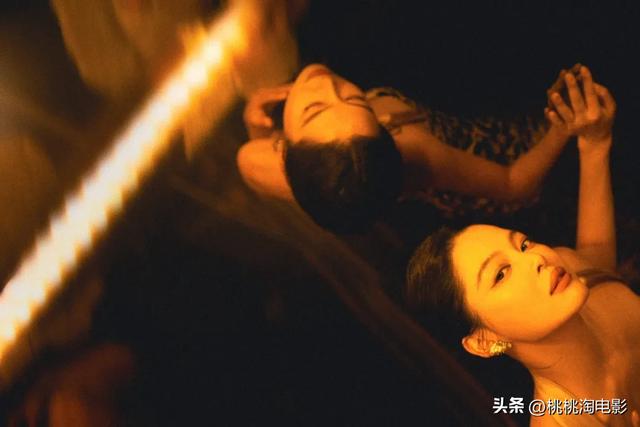 威尼斯影后辛芷蕾亮相平遥电影展，高定礼服珠宝点缀红气养人