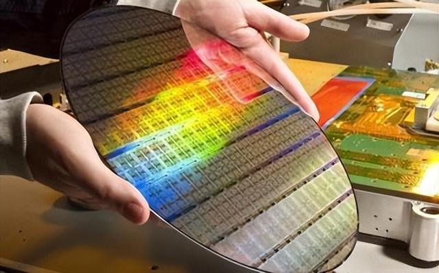 欧智库出昏招，怂恿荷兰下狠手，光刻机不卖中国，ASML被架火上烤