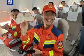 致敬救援英雄！中国赴缅救援队54人搭乘包机回家图片