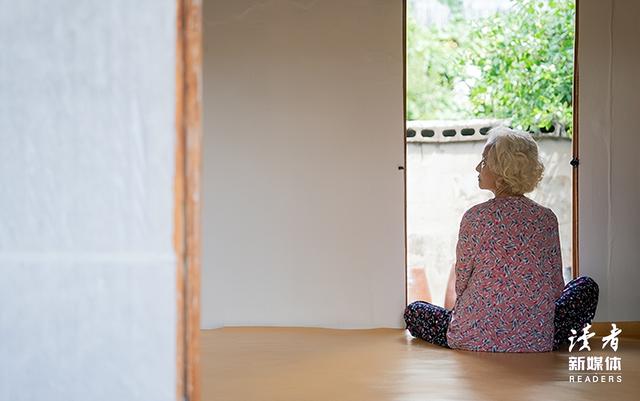 我借给女儿150万买房，女婿每月按时还钱，直到那天我在垃圾桶翻到了一张纸条，瞬间泪目......