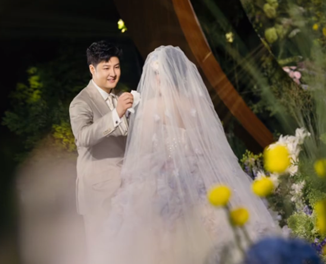 金龟子王宁女儿北京办婚礼，亲家母露面，180高个穿着旗袍好贵气