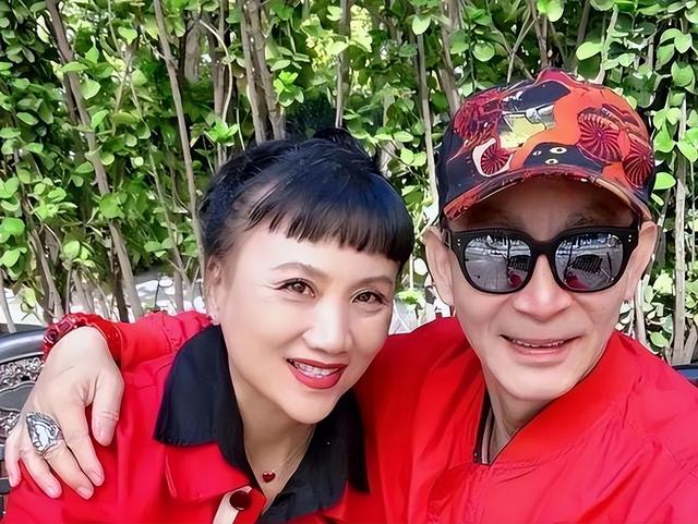 六小龄童金屋藏娇37年的妻子，原来是我们熟悉的她，难怪藏着掖着