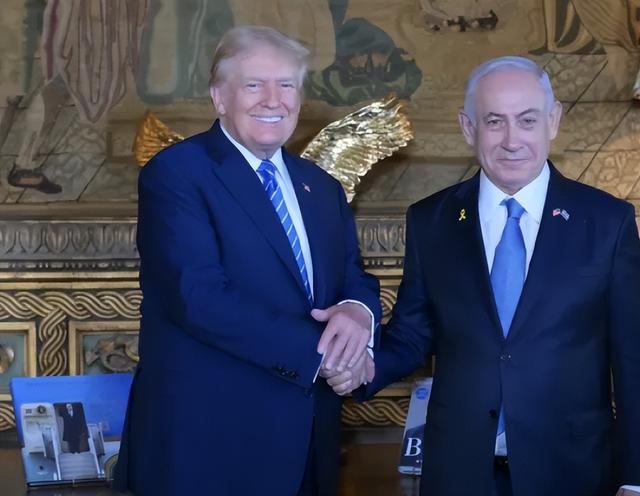 特朗普强硬发出警告：伊朗敢重建核设施，美军将毫不犹豫摧毁！