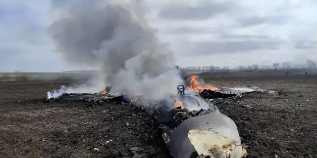 又是美国飞机！34年老货机起飞瞬间解体，百万升燃油烧出人间炼狱