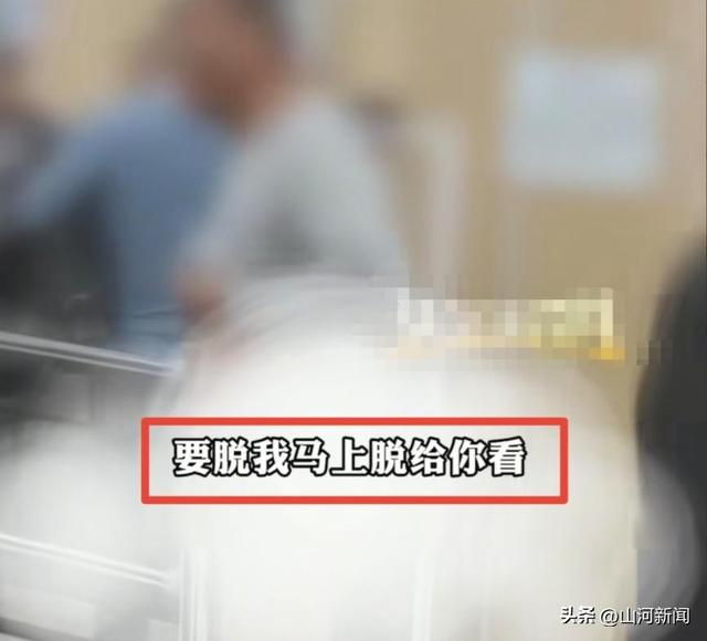 六旬老人超市脱衣证清白，只剩内衣裤时警报仍响，后续：警方通报双方和解，超市老板身份被扒