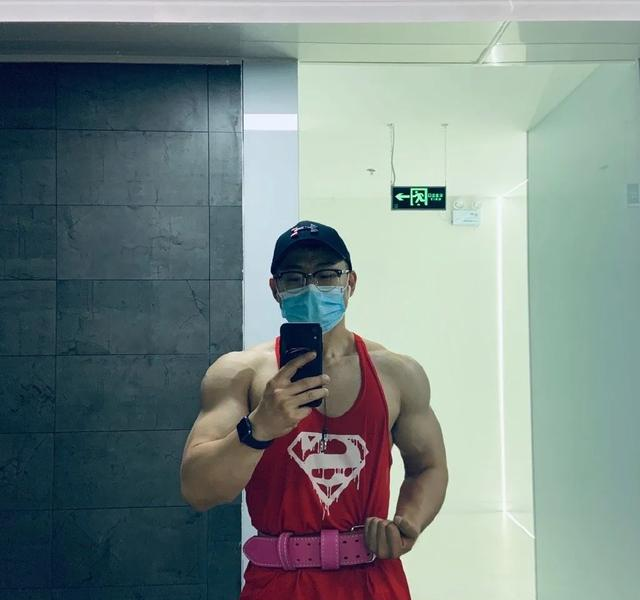 北京医生竟然是肌肉猛男！？脱下工作服之后	，女网友纷纷求打针！