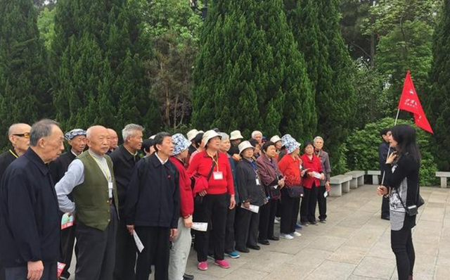 “铁腚大巴团”火出圈！退休老人疯狂旅游，究竟为哪般？