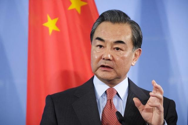 破天荒！特朗普对华态度生变，送出第4份投降大礼，王毅留下忠告