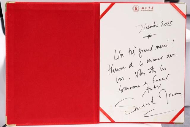 终于知道给马克龙献花的清纯女孩了！女孩身份曝光	，颜值极高太美