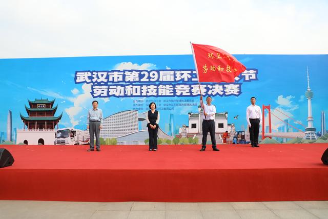 环卫机器人亮相武汉第29届环卫工人节技能竞赛
