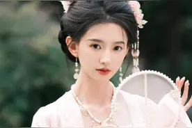 于正签约素人美女当花旦，称其是天选古人！张石头曾是高校老师，因高颜值火速出圈，生活照很惊艳图片