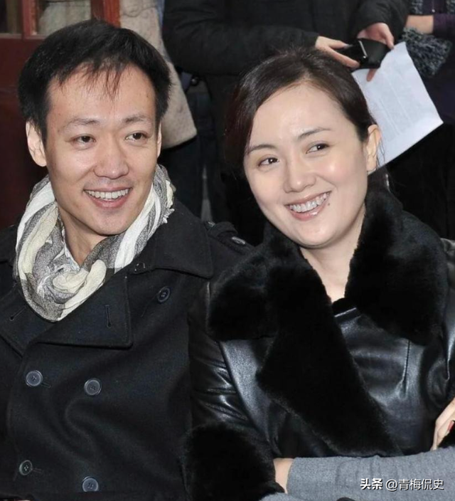 辛柏青带17岁女儿寺庙祈福！父女俩一直牵着手，李乃文也陪在身边