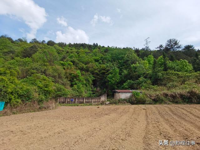 探险贵州深山原始溶洞，遇见一个躲匪洞、一座红军坟