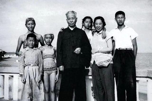 她是主席亲生女儿，主席逝世后改名换姓到美国读书，回国昏迷11年