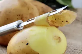 嫌削皮刀太浪费？土豆去皮，一张纸就够！干净快速，简单又方便图片