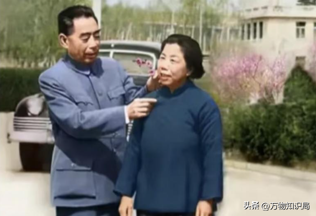 老照片：周总理当众跳起来，为邓大姐摘苹果，浪漫温馨少年气十足