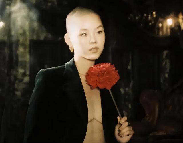 2025女性生存图鉴：被看见后被撕碎，她们正在夺回叙事权路上狂奔