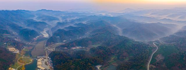 山叠嶂，雾缭绕