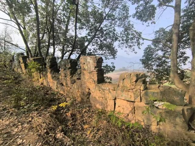 重庆北碚闹市竟藏有一座古寨，设有瓮城，被网友称为"重庆吴哥窟"