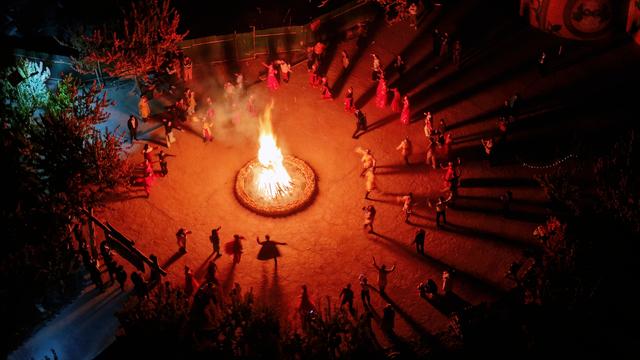 多年来，一批又一批绍兴人前赴后继，走进了这座大漠小城……