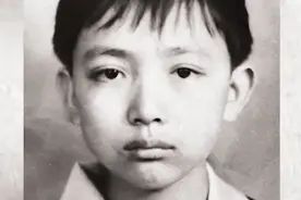 救火小英雄赖宁去世30多年后被移出课本,照片也已被学校摘下。图片