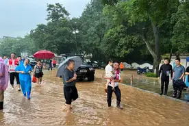 广西桂林本轮强降水已趋于结束，漓江桂林市区段正缓慢退水图片