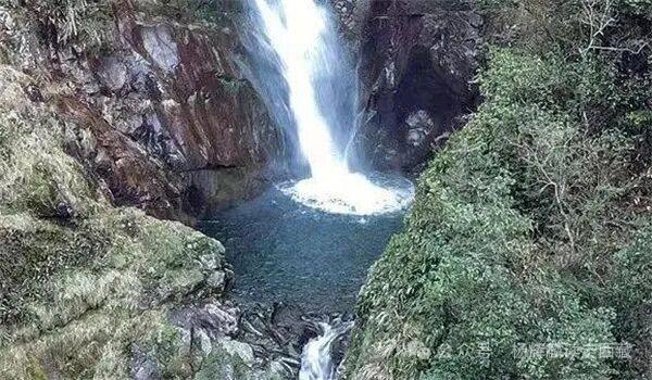 墨脱温泉沁人心脾，人下去切肤入骨，有飘飘欲仙之感