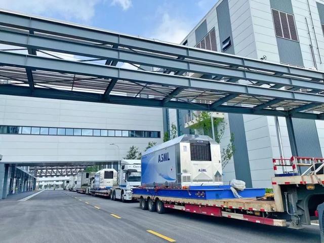 荷兰急疯了自捅一刀！全面禁止对中国DUV设备出口后，ASML一夜蒸发8%