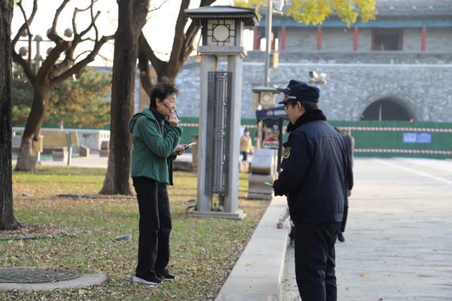 落叶不扫留秋韵!东城城管守护“秋日限定浪漫”