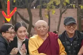 李连杰全家尼泊尔礼佛！62岁利智露面，短发暴瘦，容貌大变认不出图片