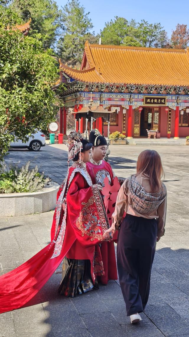 梅州城北富丽堂皇的清代古刹灵鹫寺，成了婚纱艺术摄影网红打卡点