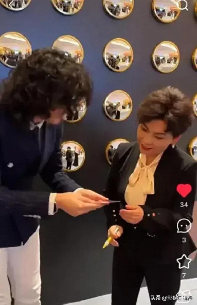 郭晶晶夫妻俩在高铁站被偶遇,没有戴口罩,霍启刚拉着破旧行李箱