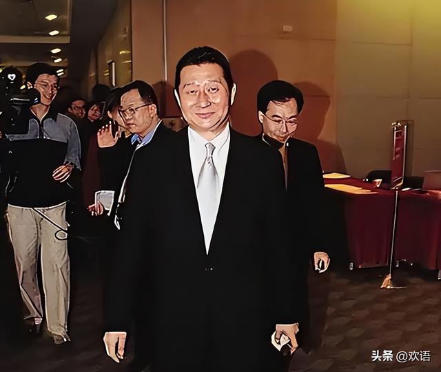 前半生靠父亲、后半辈子坑女儿	，最终落得个家财散尽、癌死狱中