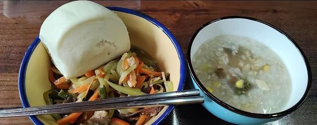 释永信伙食大曝光！三餐就这几样，对比旁边50元斋饭我看懵了