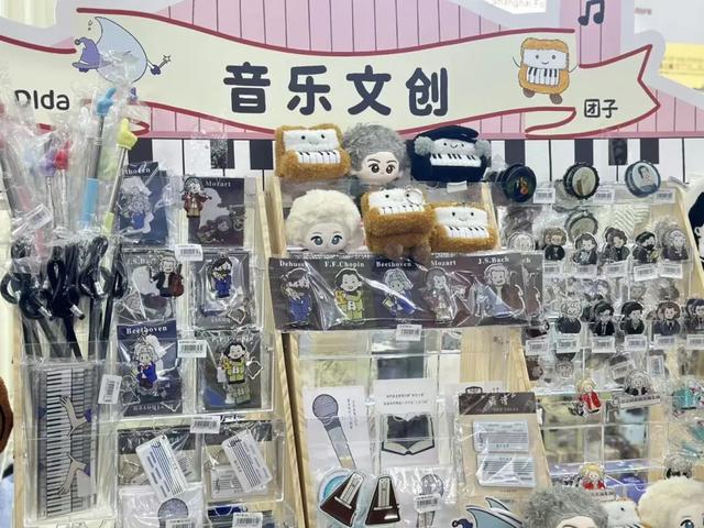 淘书逛展、夜游夜市、盖章打卡……上海书展的快乐，弥漫在整座城市→
