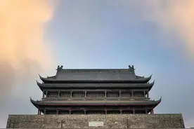 瓦片“瀑布式”脱落，凤阳县鼓楼何以越修越险？｜封面评论图片