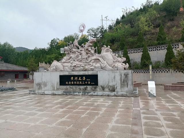 吴堡公交站牌真奇葩统一区域两侧两个名称