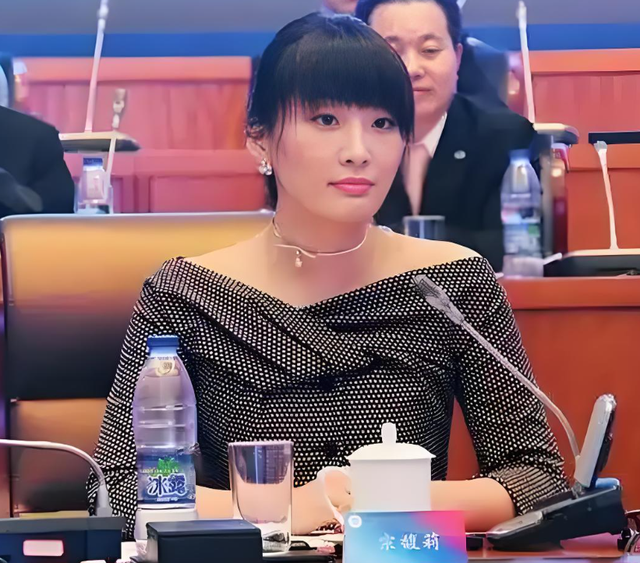 娃哈哈老员工爆料：杜建英被除名，宗馥莉早在二十年前已有准备！