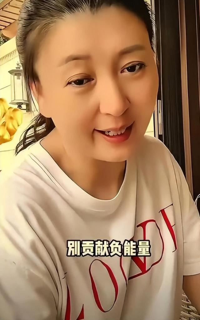 闫学晶哭穷风波还没一个月，令人恶心的一幕再次上演	，网友：严查