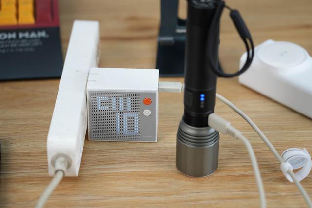 140W 狂飙输出！闪极点阵屏充电器开启充电新速度