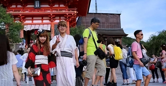 中日目前形势急转直下，如今上海五万日本人，究竟该何去何从